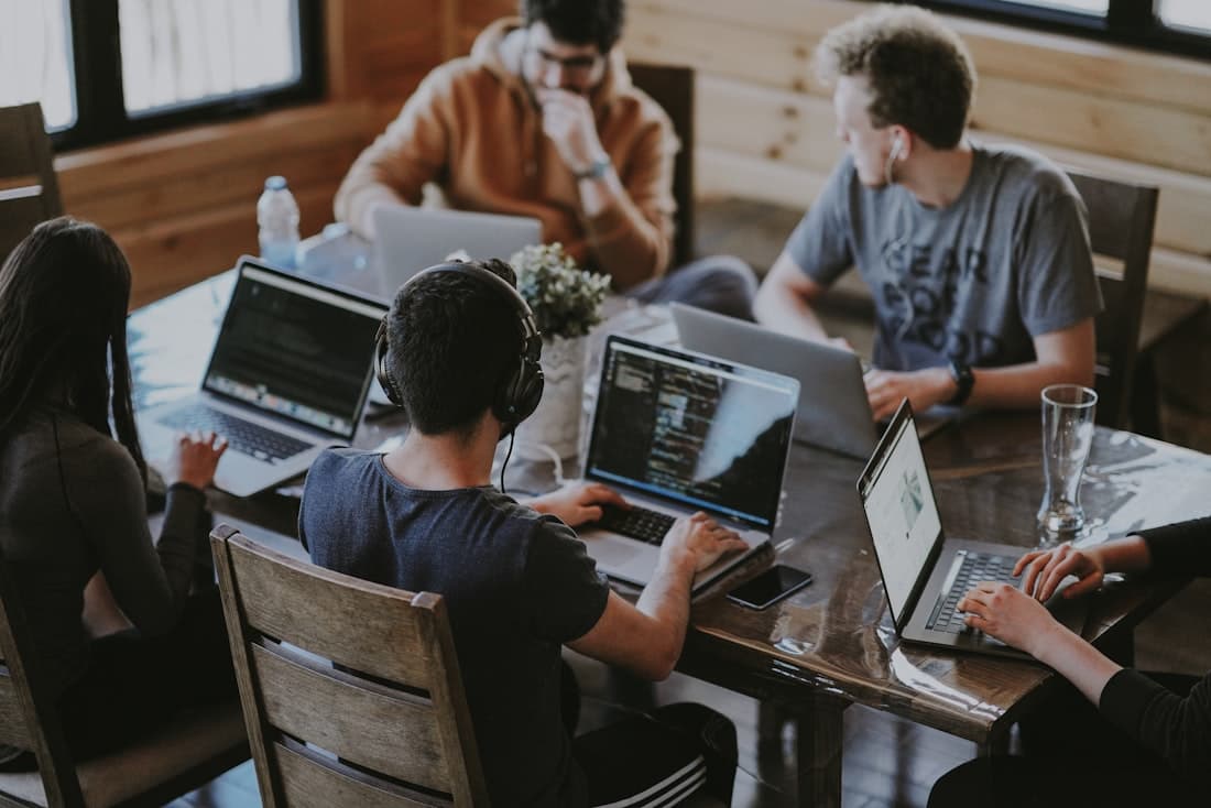 Pelaku bisnis bekerja sama merencanakan pengembangan usaha