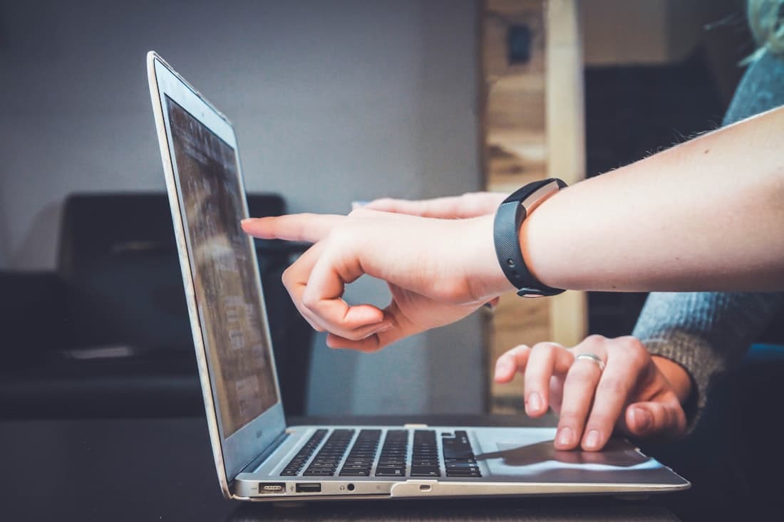Kolaborasi menggunakan laptop